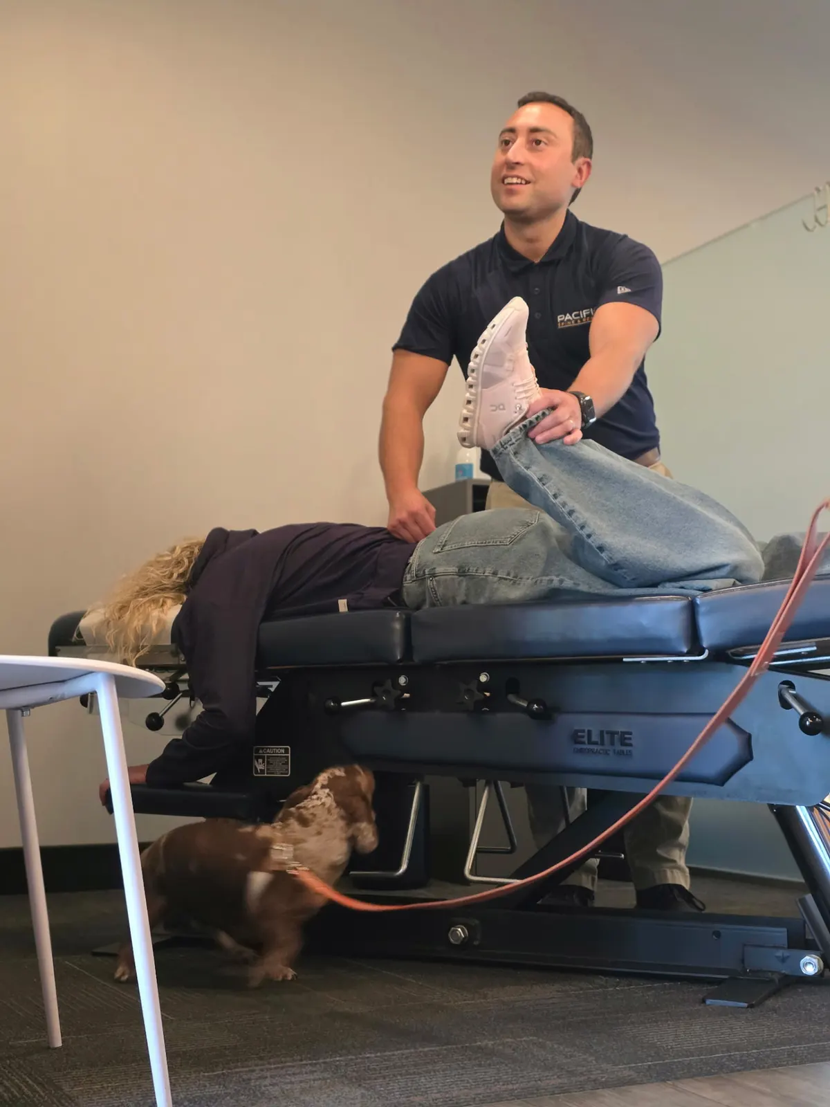 El Dr. Aram Proudman ajusta la espalda baja y la cadera de un paciente en Pacific Spine & Rehab