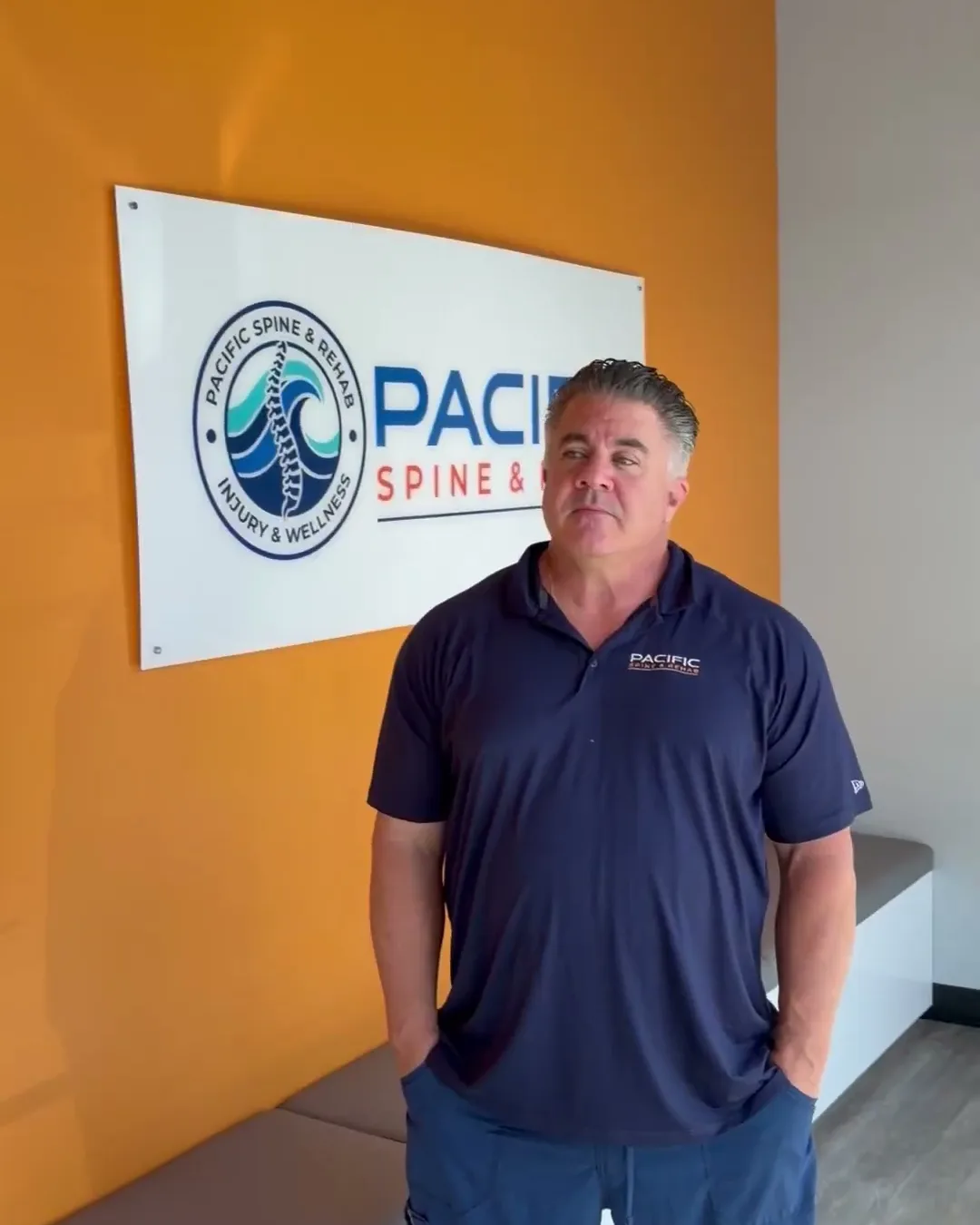 El Dr. Anthony Salmon, DC en la oficina de Pacific Spine & Rehab en Carlsbad El Dr. Anthony Salmon, DC en la oficina de Pacific Spine & Rehab en Carlsbad