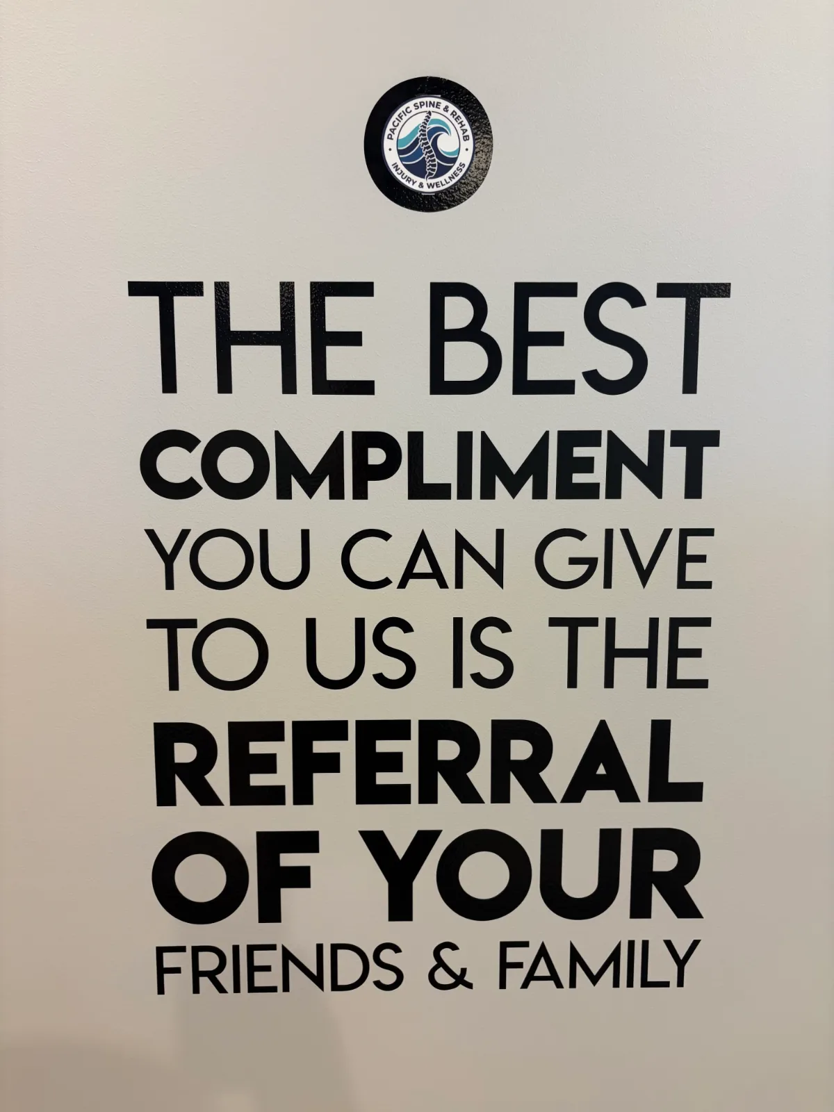 Mensaje en la pared que agradece a los pacientes por recomendar a amigos y familiares