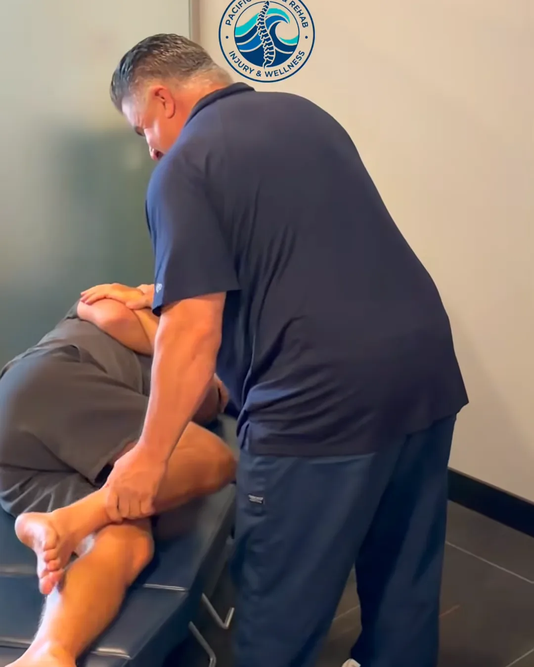 Ajuste lumbar de lado en la oficina de Pacific Spine & Rehab en Carlsbad